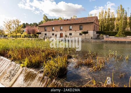 Valladolid, Spagna. Uno dei destini di chiuse (numero 42) del Canal de Castilla (Canal di Castiglia), costruito nel XVIII secolo Foto Stock