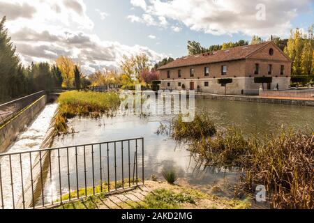 Valladolid, Spagna. Uno dei destini di chiuse (numero 42) del Canal de Castilla (Canal di Castiglia), costruito nel XVIII secolo Foto Stock