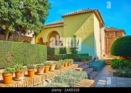 A piedi la scenic topiaria da giardino di Alcazaba fortezza, decorata con piante in vaso e fontane, Malaga, Spagna Foto Stock