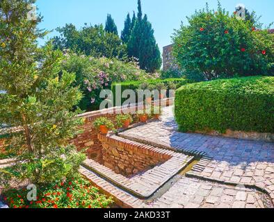 Il sistema di getti di acqua in topiaria da giardino di Alcazaba fortezza, Malaga, Spagna Foto Stock