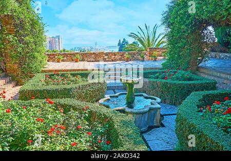 Alcazaba fortezza vanta un piacevole giardino e patio de la Surtidores (Terrazza di getti d'acqua) con topiaria da piante e fiori, fontane e ombrosi vicoli, Foto Stock