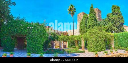 Panorama del Patio de la Surtidores (Terrazza di getti d'acqua), decorata con piante verdi, topiaria da arbusti, fiori e piccole fontane, Malaga, Spa Foto Stock