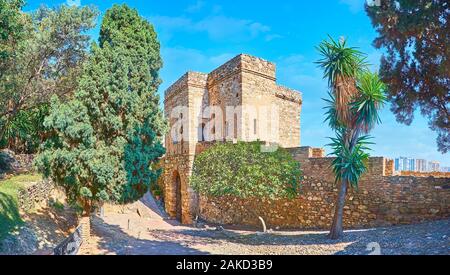 Storica fortezza Alcazaba è un bel posto per rilassarsi in ombra, esplorare architettura difensiva e la bellezza dei giardini di Moresco, Malaga, Spagna Foto Stock