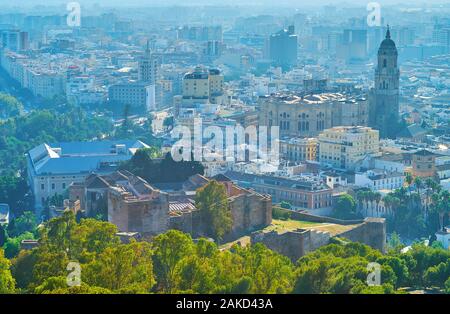 Godetevi la vista sul medievale fortezza Alcazaba e la Cattedrale dal castello di Gibralfaro, Spagna Foto Stock