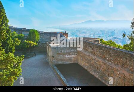 Conservate difensiva medievale con mura in pietra del castello di Gibralfaro con torri e bastioni, e oggi serve come i punti di vista, Malaga, Spagna Foto Stock