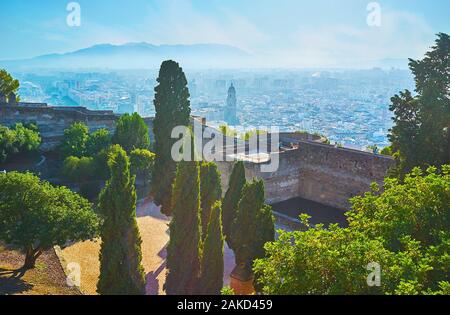 Godere di conserve di manufatti storici, bastioni, torri e verde parco ombreggiato di castello di Gibralfaro, Malaga, Spagna Foto Stock