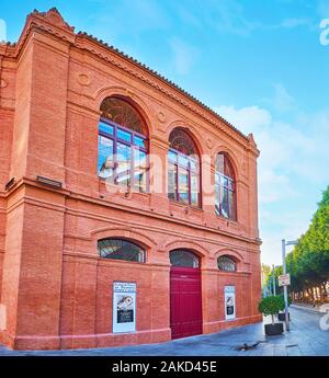 MALAGA, Spagna - 26 settembre 2019: rosso mattone portale di Bullring Arena La Malagueta, situato in Plaza de Toros square, il 26 settembre a Malaga Foto Stock