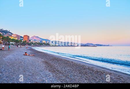 Godetevi serata romantica passeggiata lungo la costa di spiaggia Malagueta, Malaga, Spagna Foto Stock