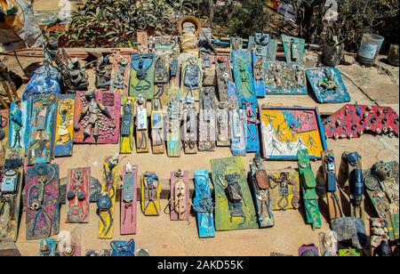 Isola di Gorée, Senegal- 22 aprile 2019: Bella colorata in legno bambole con tipici disegni senegalesi. Si tratta di un locale arte in Africa. Foto Stock