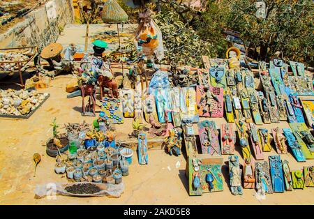 Isola di Gorée, Senegal- 22 aprile 2019: Bella colorata in legno bambole con tipici disegni senegalesi e semi di baobab. Si tratta di un locale arte in Africa. Foto Stock