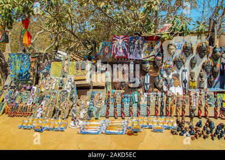 Isola di Gorée, Senegal- 22 aprile 2019: Bella colorata in legno bambole, statuette e maschere con tipici disegni senegalesi e semi di baobab. Si tratta di un Foto Stock