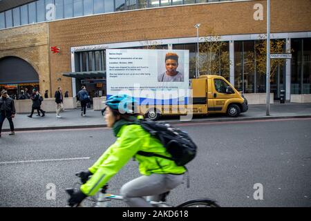 Mobile video wall, la metropolitana di Londra la polizia è alla ricerca di varie penale individui, dal profilo digitale, stazione di London Bridge, London, Regno Ki Foto Stock