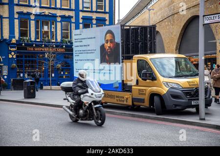 Mobile video wall, la metropolitana di Londra la polizia è alla ricerca di varie penale individui, dal profilo digitale, stazione di London Bridge, London, Regno Ki Foto Stock