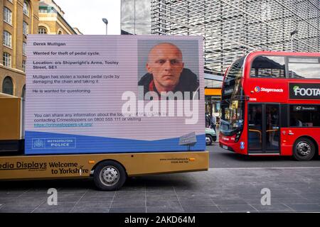 Mobile video wall, la metropolitana di Londra la polizia è alla ricerca di varie penale individui, dal profilo digitale, stazione di London Bridge, London, Regno Ki Foto Stock