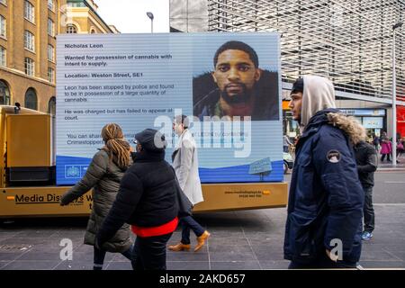 Mobile video wall, la metropolitana di Londra la polizia è alla ricerca di varie penale individui, dal profilo digitale, stazione di London Bridge, London, Regno Ki Foto Stock