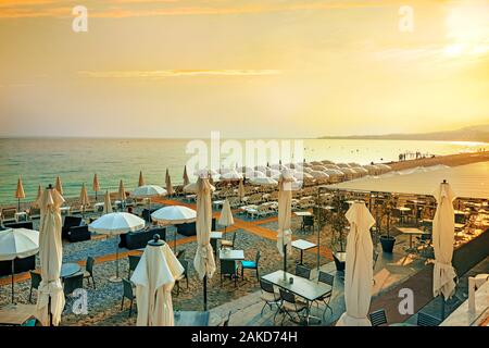 Spiaggia lungo la Promenade des Anglais a Nizza al tramonto. Cote d Azur, Costa Azzurra, Francia Foto Stock