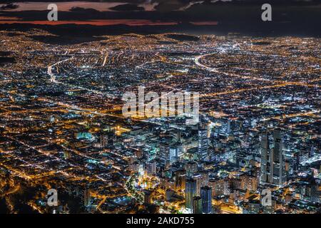 Bogotà, Colombia, vista del paesaggio urbano con il centro di edifici illuminati al crepuscolo. Foto Stock