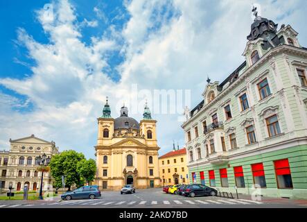 Foto di strada con la Chiesa di San Giovanni Battista a Kromeriz. Moravia Repubblica Ceca Foto Stock