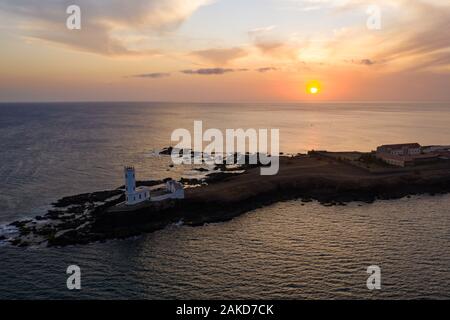 Vista aerea di Praia de Dona Maria Pia faro in Santiago - capitale delle Isole di Capo Verde - Cabo Verde Foto Stock