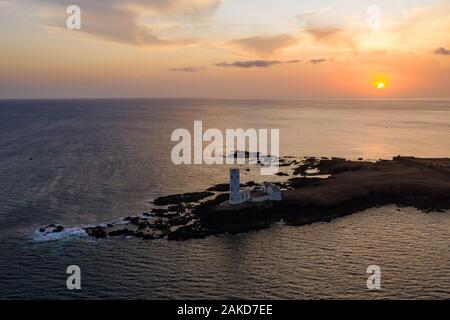 Vista aerea di Praia de Dona Maria Pia faro in Santiago - capitale delle Isole di Capo Verde - Cabo Verde Foto Stock