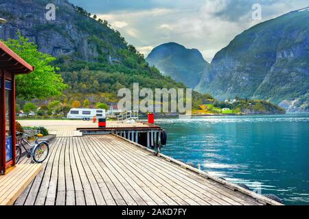 Paesaggio norvegese con la banchina in legno in Aurland. Aurlandsfjord, Norvegia Foto Stock