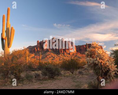 Vista al tramonto della Superstition Mountain vicino a Apache Junction, Arizona e la Tonto National Forest. Foto Stock