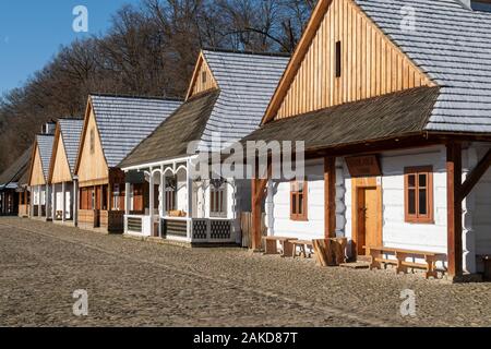 Case di legno sul mercato galiziano in open air museum di Sanok, Polonia Foto Stock