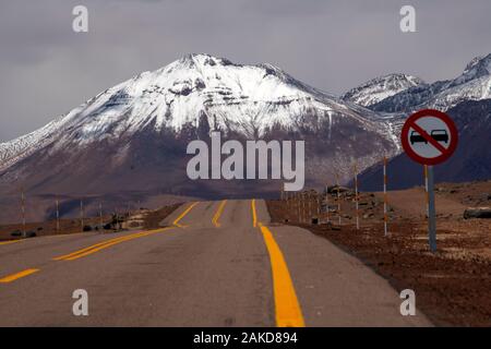 Belle cime innevate come visto dalla strada Ruta 27 che va da San Pedro do Atacama a Paso Jama, Antofagasta, Cile Foto Stock