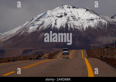 Belle cime innevate come visto dalla strada Ruta 27 che va da San Pedro do Atacama a Paso Jama, Antofagasta, Cile Foto Stock