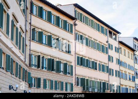 Street con il vecchio Italiano tradizionale di case con finestre in legno in Firenze. Foto Stock