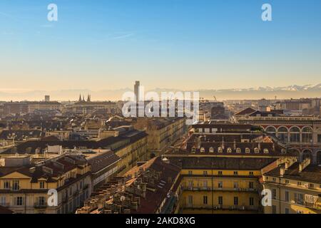 Vista in elevazione del centro storico di Torino con il grattacielo della Regione Piemonte la sede centrale e le Alpi Cozie mountain range, Piemonte, Italia Foto Stock