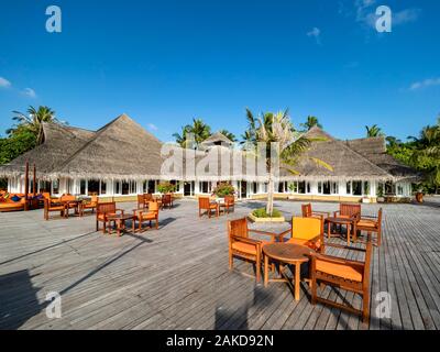 Villaggio Turistico Bungalows tra alberi di palma, isole Maldive, South Male Atoll, Maldive Foto Stock