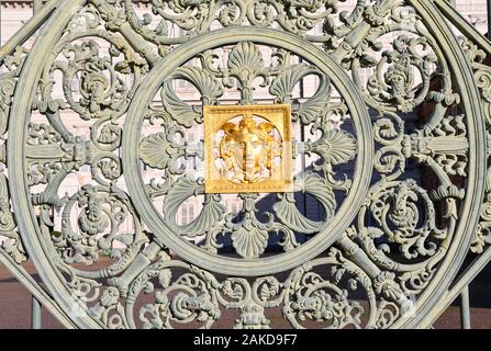 Close-up di ghisa porta del Palazzo Reale nel centro di Torino con il mitologico simbolo della testa di Medusa (1840), Piemonte, Italia Foto Stock