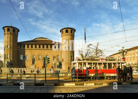Storico tram numero 1 ('30s) nella parte anteriore della casaforte degli Acaja castello medievale in Piazza Castello nel centro di Torino, Piemonte, Italia Foto Stock