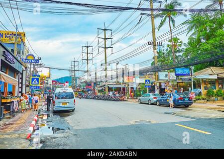 PATONG, Tailandia - 1 Maggio 2019: La strada del popolare cittadina turistica, è fiancheggiata da ristoranti, caffetterie, bancarelle e negozi e parcheggio bici, il 1 maggio in Foto Stock