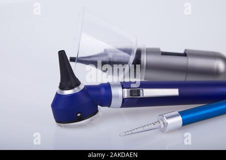 Gli strumenti medici per il medico ORL su bianco. Un set di strumenti Otolaryngologist. Foto Stock