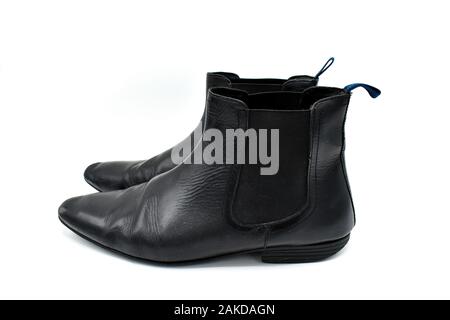 Una coppia di nero in pelle mens chelsea boots isolati su sfondo bianco Foto Stock