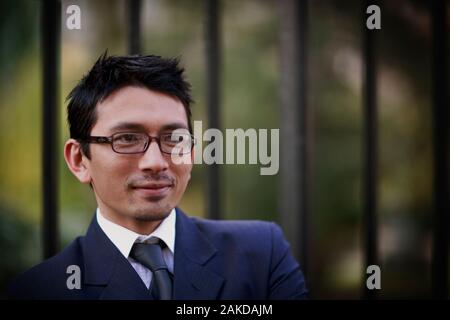 Ritratto di un giovane ben vestito. Foto Stock