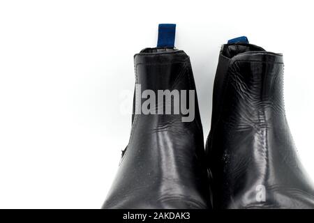 In prossimità di una coppia di nero in pelle mens chelsea boots isolati su sfondo bianco Foto Stock