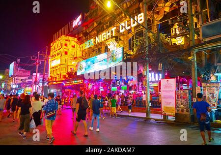 PATONG, Tailandia - 1 Maggio 2019: la famosa Bangla Road attira i turisti da tutte le isola di Phuket per trascorrere un po' di tempo nei locali di night club, ristorante Foto Stock