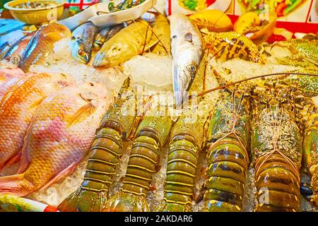 Varietà di pesce locale e grandi aragoste in ghiaccio sul contatore di outdoor cafe di Bangla mercato, Patong Beach, Phuket, Tailandia Foto Stock