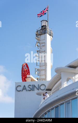 La Torre Bianca e il Palazzo del Casinò, Pleasure Beach, Ocean Boulevard, Promenade, Blackpool, Lancashire, Inghilterra, Regno Unito Foto Stock