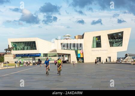 Museo di Liverpool e Mersey Ferries terminal al tramonto, Liverpool Pier Head, Liverpool, Merseyside England, Regno Unito Foto Stock