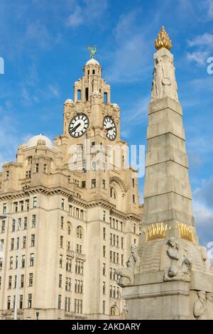 Royal Liver Building e RMS Titanic memorial, Liverpool Pier Head, Liverpool, Merseyside England, Regno Unito Foto Stock