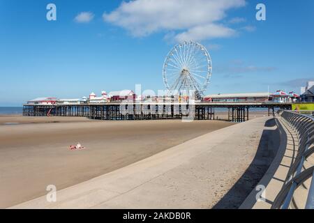 Lungomare e Central Pier di Blackpool, Lancashire, Inghilterra, Regno Unito Foto Stock