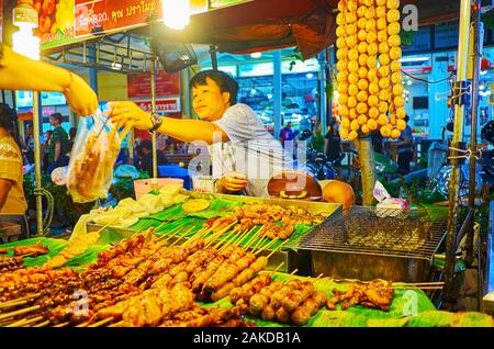 PATONG, Tailandia - 1 Maggio 2019: Il pollo barbecue e senza branchie salsicce su spiedini sono spuntini popolari, che può essere trovato in bancarelle di Banzaan Foto Stock