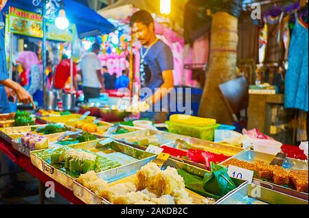 PATONG, Tailandia - 1 Maggio 2019: Il Banzaan fresco di stallo del mercato offre tailandese riso appiccicoso torte con diversi sapori di frutta e scaglie di noce di cocco, il 1 maggio Foto Stock