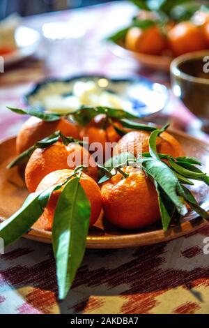 Tangerini con foglie in una ciotola, può Det Frantoio a Soller, Mallorca, Spagna Foto Stock