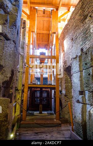 Colosseo metropolitana Colosseo ripristinato manualmente azionato ascensore utilizzate per sollevare gli animali a arena, Anfiteatro flaviano, Roma Colosseo Roma, Italia Foto Stock