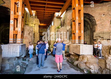 Visita guidata, tour guidato del Colosseo sotterraneo, Colosseo, Anfiteatro Flaviano, turisti, Colosseo Roma, Italia Foto Stock